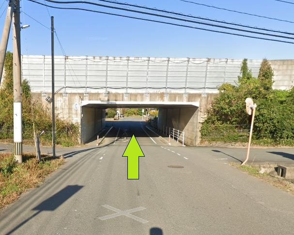 高架をくぐる