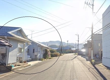 青い壁の建物