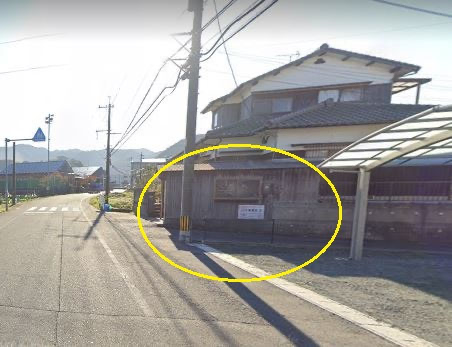 細い道へ右折